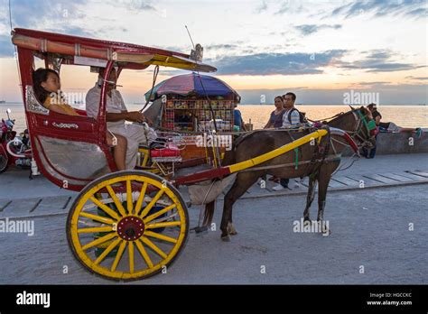 Kalesa at Manila Bay, Philippines Stock Photo - Alamy