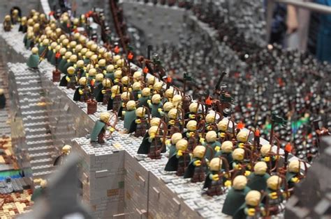 Massive LOTR Helm’s Deep Battle Scene Recreated With Over 150,000 Lego Bricks - Strange Beaver