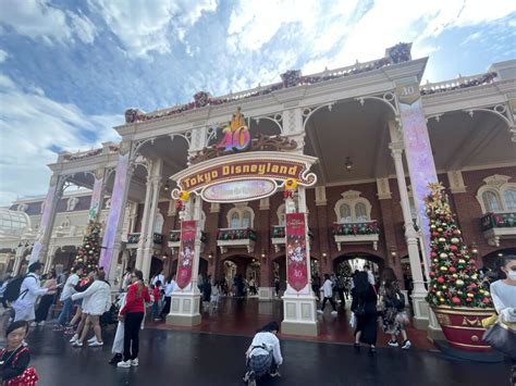 PHOTOS: Disney Christmas 2023 Decorations Arrive at World Bazaar in ...