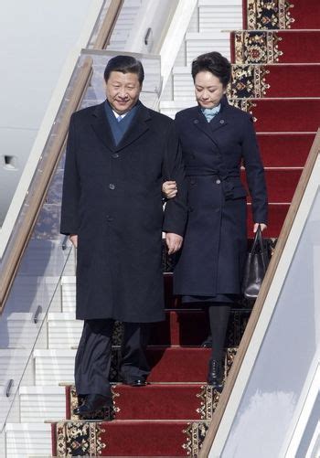 Here’s Peng Liyuan Singing In Russian And Dazzling A Moscow Crowd In ...