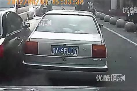 Chinese Driver Hits 12 Cars To Escape Police Checkpoint - chinaSMACK