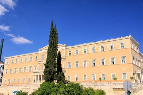 Premium Photo | The building of the greek parliament in athens