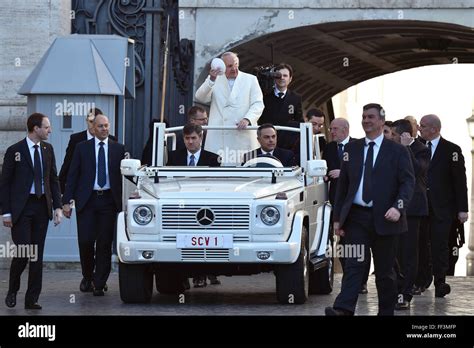 L'arrivo di Papa Francesco in piazza sulla Papa mobile circondato Stock ...