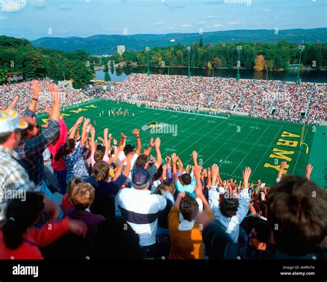 College stadium crowd hi-res stock photography and images - Alamy