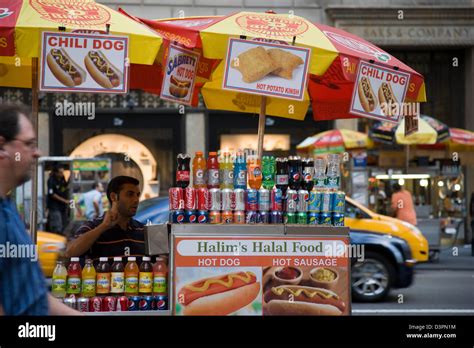 Halal hot dog stand on 5th Fifth Avenue in New York Stock Photo - Alamy