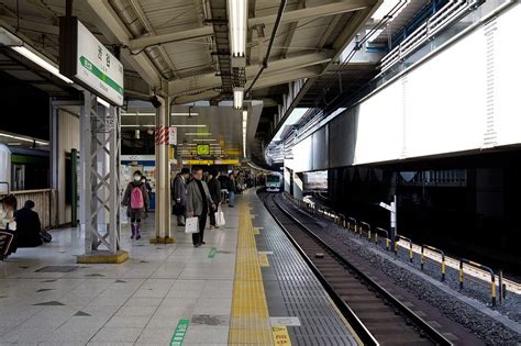 渋谷駅の一番混雑する線路を散歩することにした女性【動画】 - IMPROVE-NEWS - 今日のニュース速報＆ワールドニュース