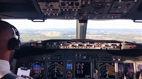 Cockpit view - Landing Boeing 737-800 - YouTube