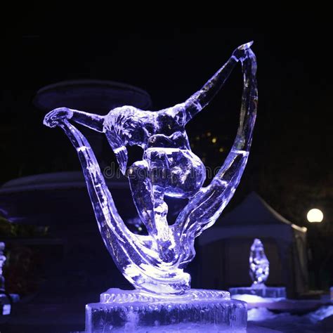 Scultura Di Ghiaccio Alla Notte Fotografia Editoriale - Immagine di annuale, ottawa: 86557056