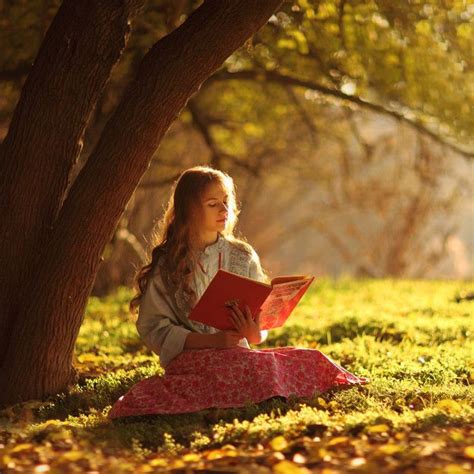 Reading under a tree (x-post r/BookNymphs) in Album: Pretty Girls | Осенние фотосессии, Осенние ...