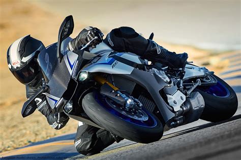 2015 Yamaha YZF-R1M - An Exclusive Track Weapon - Asphalt & Rubber