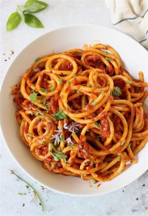 Bucatini Pomodoro • Veggie Society