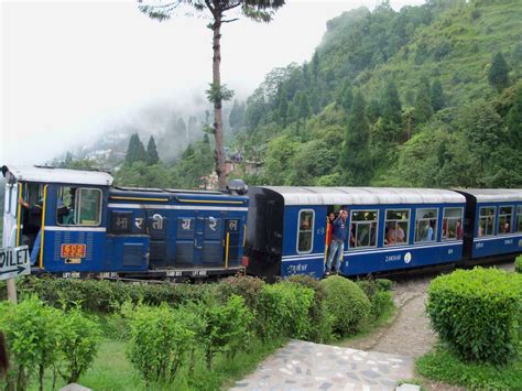 File:Darjeeling Toy Train at Batasia Loop.jpg - Wikipedia