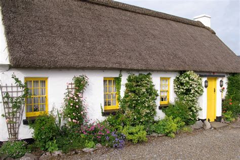 Spirit of Ireland Seaward Workshop Journey: Classic Thatched Roof Cottage