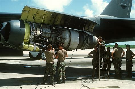 DF-ST-92-05936 | U.S. Air Force ground crew members perform … | Flickr