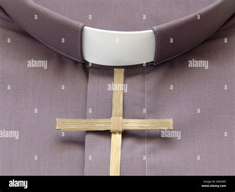 Vicar collar and cross hi-res stock photography and images - Alamy