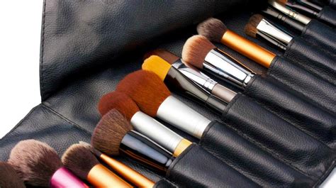 13 Essential Makeup Brushes Your Kit Needs