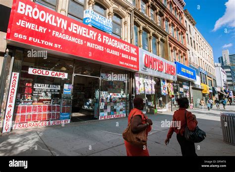 Stores and shopping in Downtown Brooklyn in New York Stock Photo - Alamy