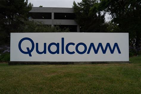 Qualcomm (QCOM) Gives Lackluster Sales Forecast as Phone Slump Persists - Bloomberg