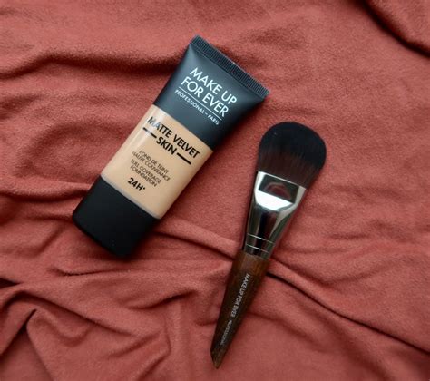 Make Up For Ever Matte Velvet Skin Foundation and 1085 Foundation Brush: The perfect combo!