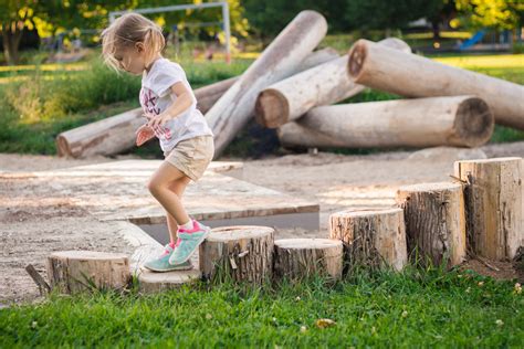 climbing-natural-playground-log-edging-playspace - Earthscape Play