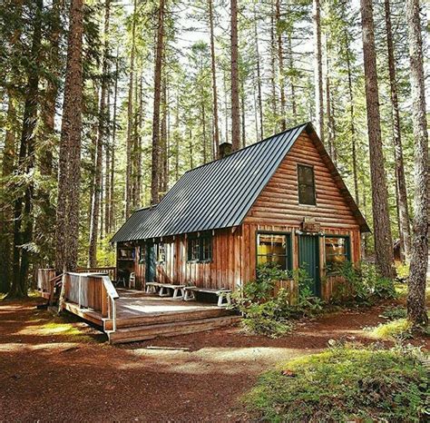 Blockbohlenhaus mit dem Satteldach im Wald. Mehr auf www.pineca.de | House in the woods, Cabin ...