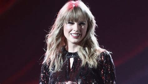 Taylor Swift continues to take a political stance with post urging fans to vote early [Video]