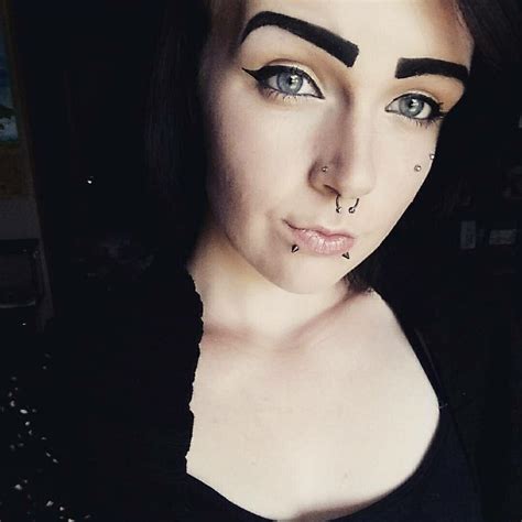 Sharpie brows : r/awfuleyebrows