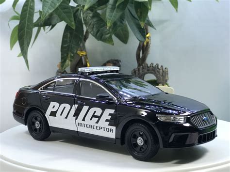 Mô Hình Xe Ford Police Interceptor Sedan 1:24 Màu Đen