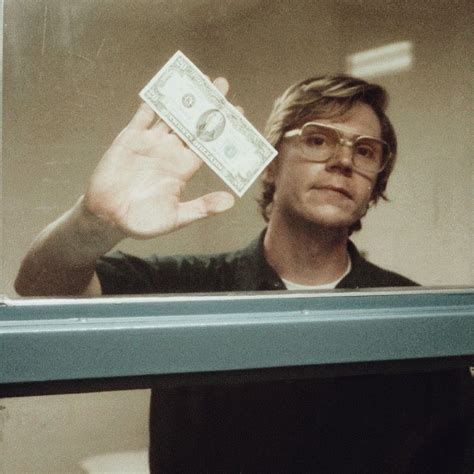 Evan Peters as Jeffrey Dahmer in Monster: The Jeffrey Dahmer Story ...