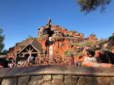 PHOTO REPORT: Magic Kingdom 2/28/20 (Splash Mountain Reopens, Long Lines, Cinderella Castle Moat ...