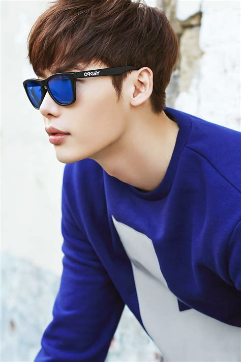 Lee Jong Suk looks casual and chic in latest Oakley pictorial