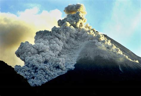 Meletusnya Kawah Sileri Dieng Emang Mengejutkan. Ini Tipe Letusan Gunung Api yang Harus Kamu Ketahui