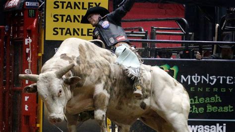 Bull riders at the Ty Murray Invitational in Albuquerque - YouTube