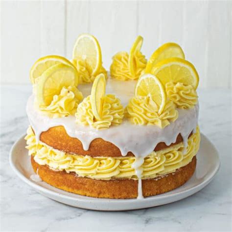 Delicious Lemon Sponge Cake - www.thescranline.com