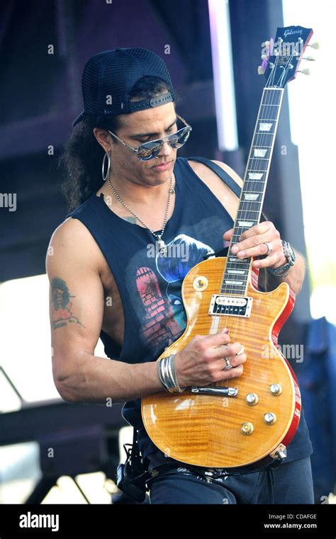 Slash saul hudson hi-res stock photography and images - Alamy