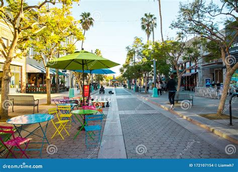 Los Angeles/USA- 02.02.2020 : Santa Monica Third Street Promenade ...