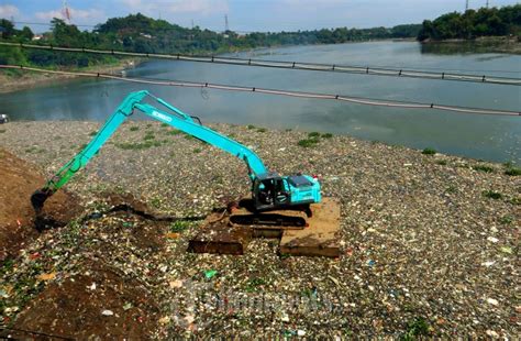 Petugas Dengan Bechoe Bersihkan Sampah di Sungai Citarum, Foto 3 ...