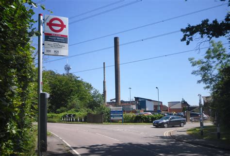 Mount Vernon Hospital Entrance © Des Blenkinsopp cc-by-sa/2.0 :: Geograph Britain and Ireland