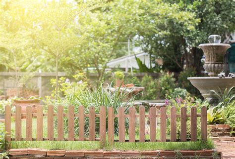 9 Super Easy DIY Garden Fence Ideas - Backyard Boss