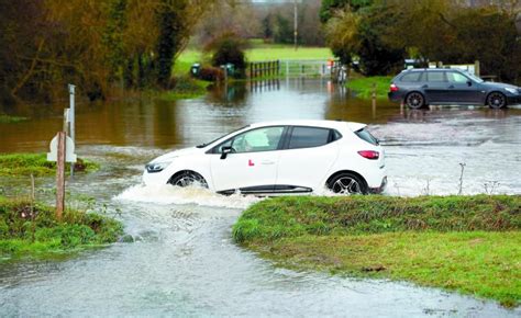 Drivers battle through floodwaters by Cookham Moor - Photo 1 of 6 - Slough Express