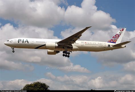 AP-BHW PIA Pakistan International Airlines Boeing 777-340ER Photo by ...