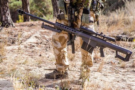 Soldat mit großem Scharfschützengewehr im Wald - Stockfotografie: lizenzfreie Fotos © Nesterenko ...