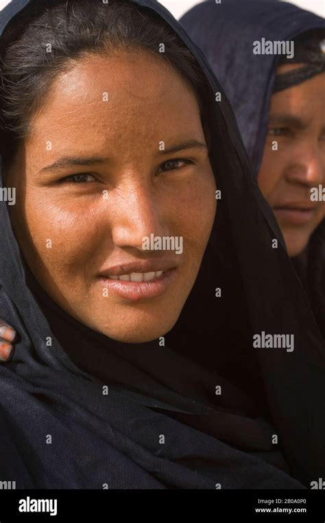 MALI, NEAR TIMBUKTU, SAHARA DESERT, TUAREG WOMAN, PORTRAIT Stock Photo ...