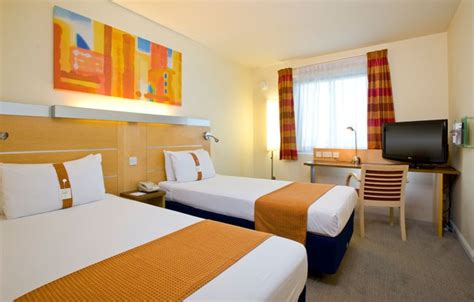 Holiday Inn Express | Luton Airport Hotel with Park and Fly Deals by Lutonparking.com