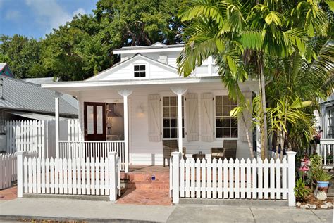 For Sale: Sunny Cottage in Key West, Florida | Beach cottage decor, Key ...