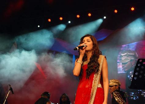 Shruti Haasan Songs Performance with Band - SheClick.com