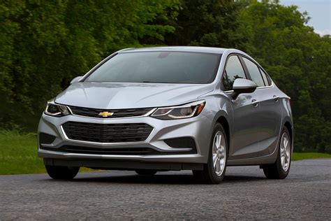 2018 Chevrolet Cruze: New Car Review - Autotrader