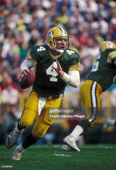 Green Bay Packers QB Brett Favre in action vs Chicago Bears, Green ...