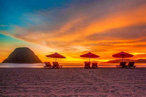 Banyuwangi - Merdeka.com | Pantai Pulau Merah, ombaknya paling diminati para turis