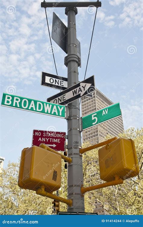 New York - Street Sign editorial stock image. Image of wall - 91414244